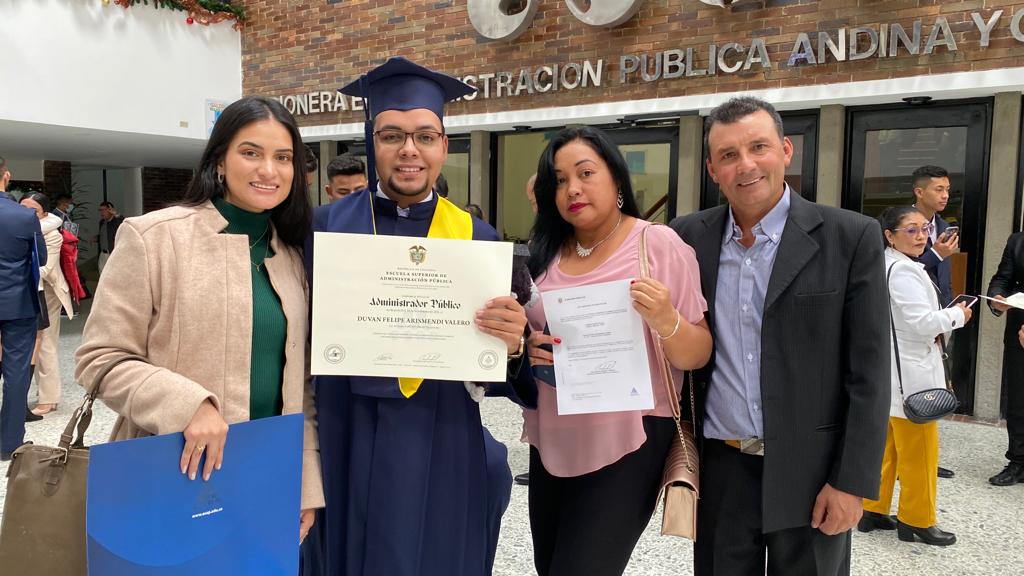 ESAPOficial's tweet photo. Graduandos, qué privilegio es ver materializados sus sueños, estamos seguros que a través de su labor, pueden hacer de Colombia un mejor país, una sociedad más equitativa y con mejores oportunidades para futuras generaciones. ¡Felicidades y éxitos profesionales! #GradosESAP https://t.co/OtXsNf4ZTV