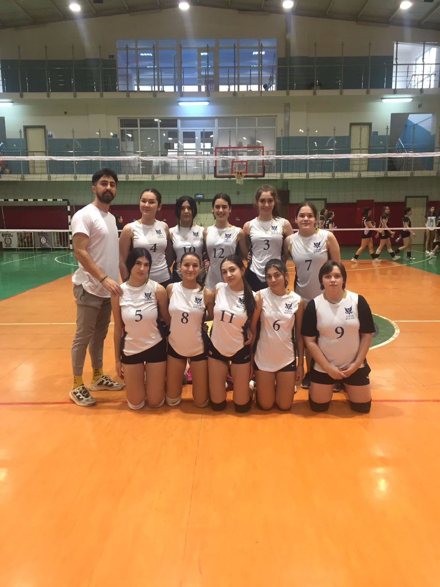 Yucelaricikamp's tweet photo. Genç Kızlar Voleybol Takımımız, Marmara Koleji Voleybol takımını 3-2 yenerek bir üst tura çıkmıştır. Çok tebrik ediyor ve başarılarının devamını diliyoruz. 👏👏👏
 @girne_koleji #voleybol #dünyanınkapılarısanaaçık #girnekoleji https://t.co/NfpzRM444q