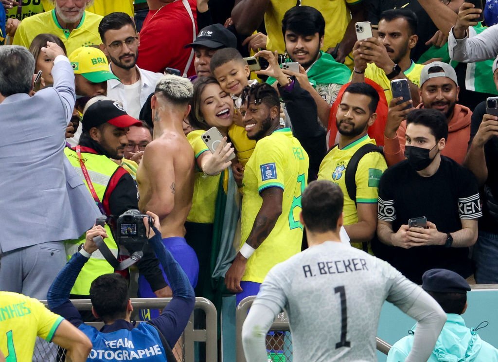 ItsAWagWagWorld's tweet photo. #Fred & #Marquinhos celebrate with their respective wives #MoniqueSalum & #CarolCabrino after Brazil 2-0 victory over Serbia on November 24. #WorldcupQatar2022 #BRASER https://t.co/wCDi1nPKYH