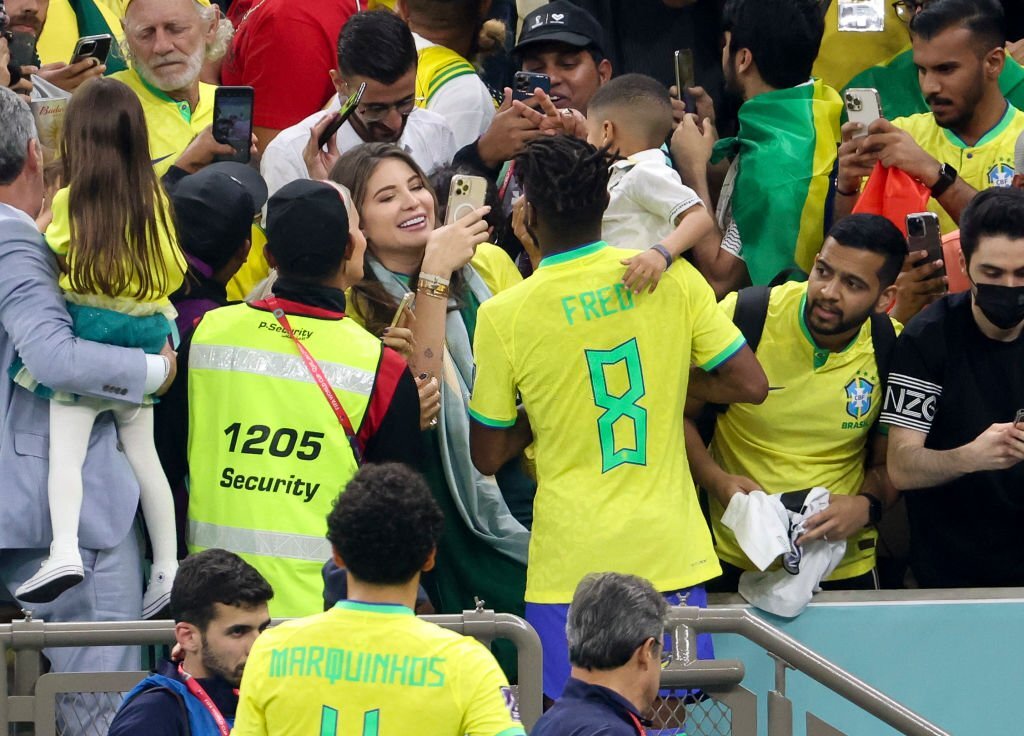 ItsAWagWagWorld's tweet photo. #Fred & #Marquinhos celebrate with their respective wives #MoniqueSalum & #CarolCabrino after Brazil 2-0 victory over Serbia on November 24. #WorldcupQatar2022 #BRASER https://t.co/wCDi1nPKYH
