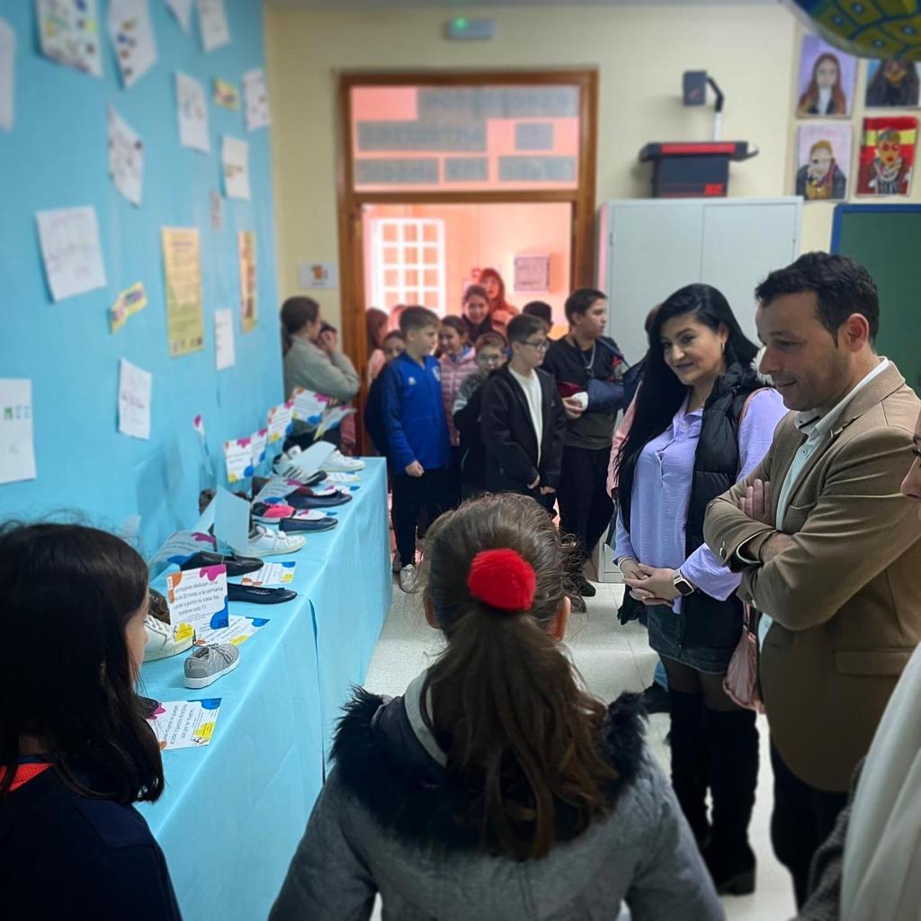 CEIPMARQUESESD1's tweet photo. el 19 de diciembre y las familias el lunes 28 de noviembre, lunes 12 y lunes 19 de diciembre de 16:00 a 17:00.

Gracias a @fjavierperales @ruben_fernandezm y Maria José Camacho por vuestra visita.

#ceipmarquesesdelinares https://t.co/eMOTgjIW94