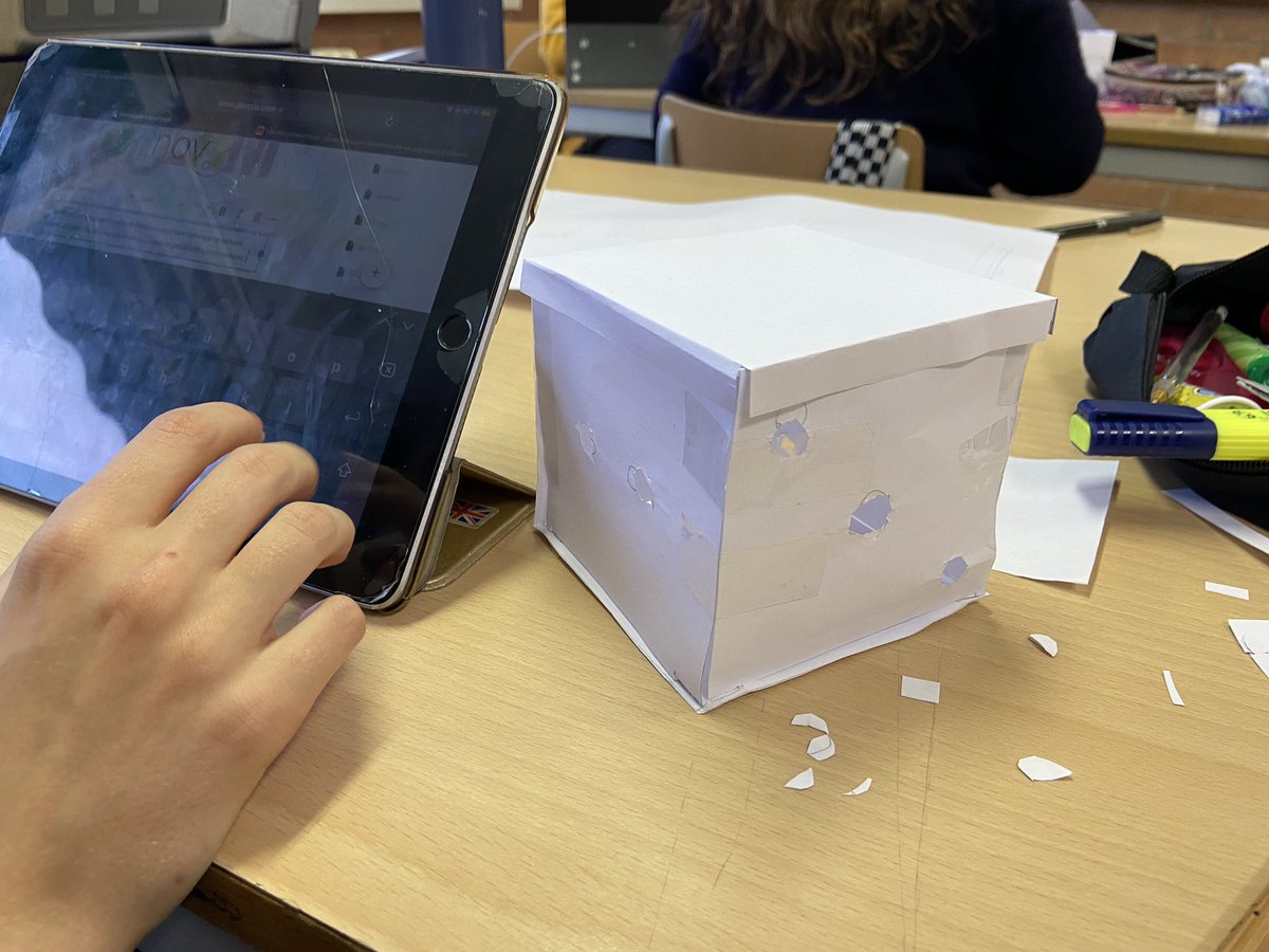 Cemporda's tweet image. @Make_and_Learn a #2nesocee2223 prototipem les caixes on posarem la #microbit  i la #microshield