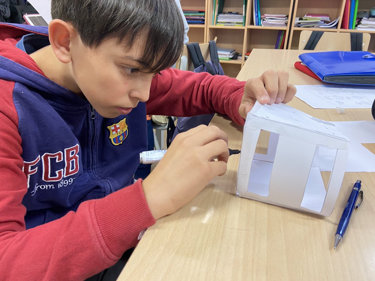 Cemporda's tweet image. @Make_and_Learn a #2nesocee2223 prototipem les caixes on posarem la #microbit  i la #microshield