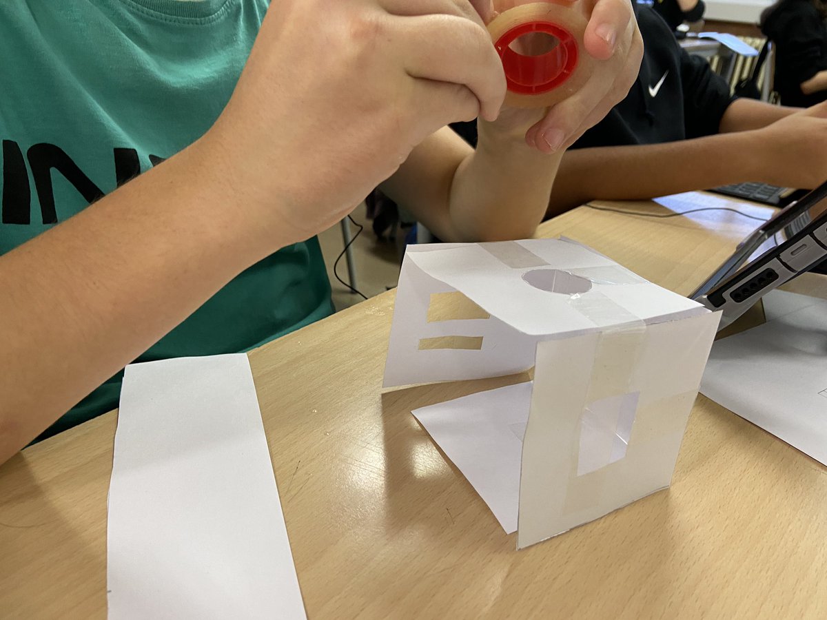 Cemporda's tweet image. @Make_and_Learn a #2nesocee2223 prototipem les caixes on posarem la #microbit  i la #microshield