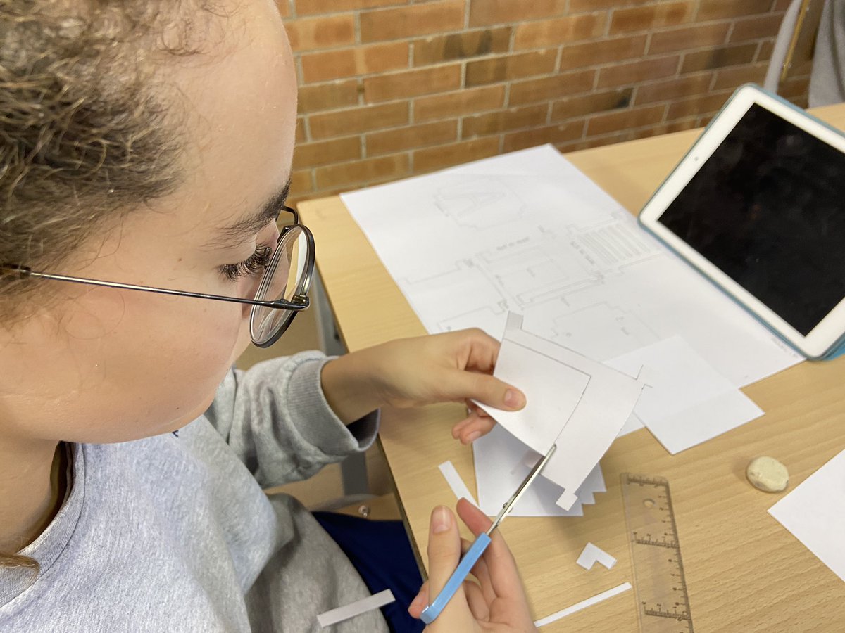 Cemporda's tweet image. @Make_and_Learn a #2nesocee2223 prototipem les caixes on posarem la #microbit  i la #microshield