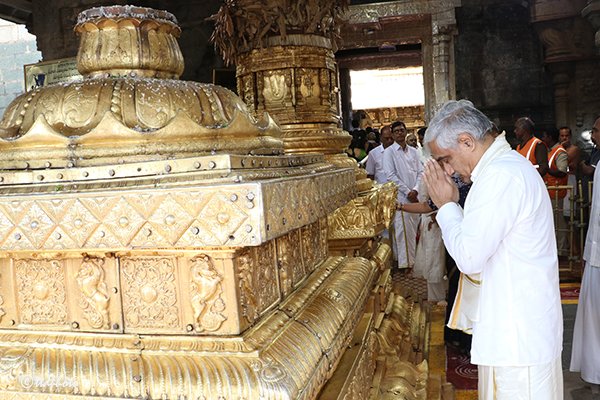 svbcttd's tweet photo. The Chief Secretary of Andhra Pradesh Sri Sameer Sharma along with his family members offered prayers in the temple of Sri Venkateswara Swamy on Friday.
#tirumala #ttddevasthanam #lordbalaji #Govinda #venkateshwaraswamy #venkateswara #apchiefsecretary #SameerSharma #balajidarshan https://t.co/KY3vTvTlYD