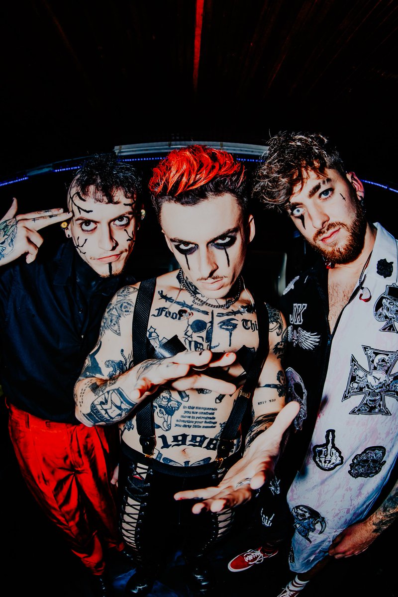 TheHaraBand's tweet photo. HOLY SHIT. HUGE NEWS. Okay That’s Me is on NEW MUSIC FRIDAY UK and we are the cover artist for Amazon’s FRESH ROCK PLAYLIST!!! 😭🤯 https://t.co/jvui0tNCOv