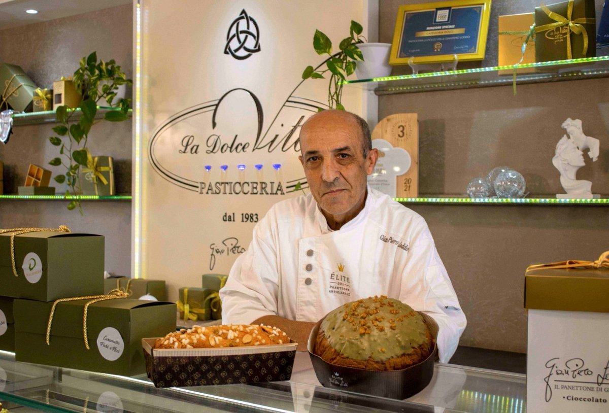 FoodMoodMag's tweet photo. E se il Panettone fosse maxi e tutto l’anno?
Con il pastry chef Gian Piero Loddo sì può 
https://t.co/H2HqTlZAEZ
#ladolcevita #Ghilarza #Sardegna #GianpieroLoddo #Lodo #pastrychef #panettone #natale2022 #panettoneartigianale #armidda #longpanettone #pasticcerialadolcevita https://t.co/n2z1cdnTmG