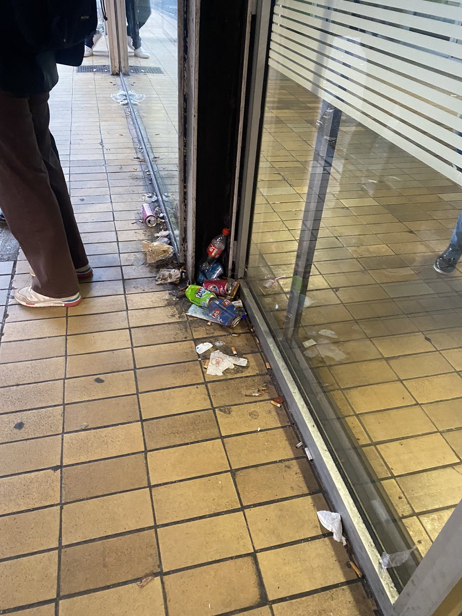 cyrineelfa's tweet photo. Trouvez moi une gare plus sale que celle de Lyon Perrache ? https://t.co/GPy7pOTD5i