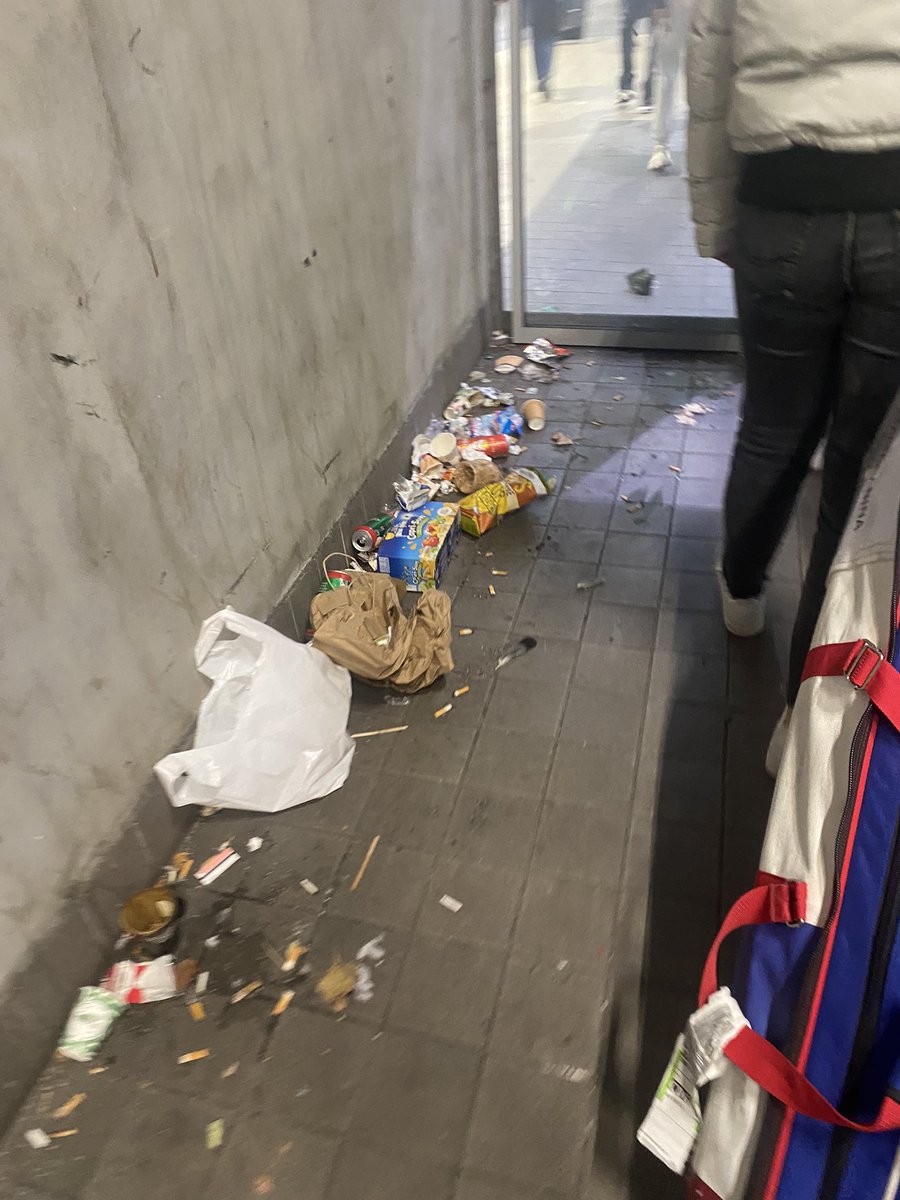 cyrineelfa's tweet photo. Trouvez moi une gare plus sale que celle de Lyon Perrache ? https://t.co/GPy7pOTD5i