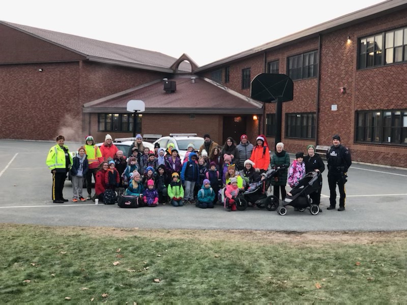 It was a great (and chilly) morning for our second Walk to School Event! Thank you to students, staff, parents and local RCMP members for joining in on the fun this morning! 💚💛 @AVRCE_NS @RegMunWWH