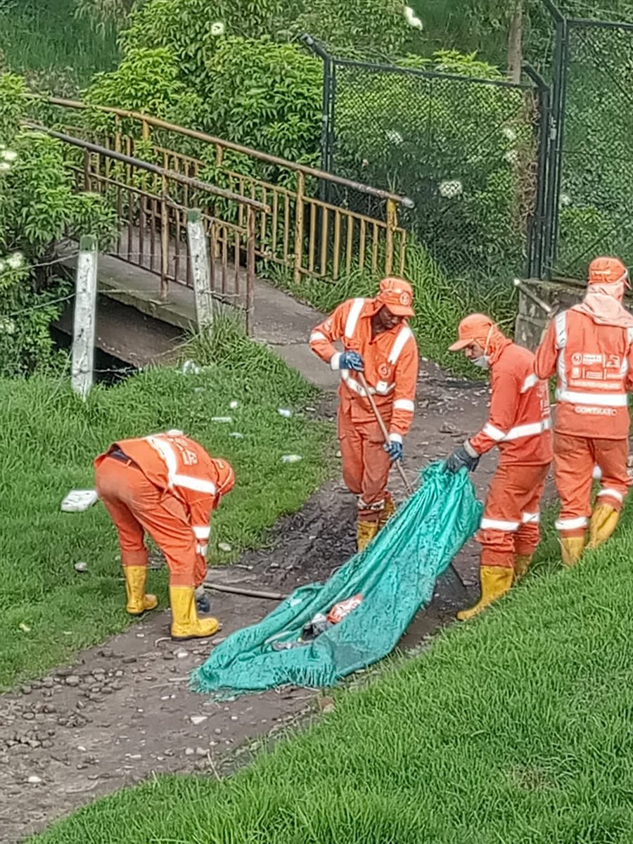 Fapuentess's tweet photo. #MIRAenLosBarrios: Desde temprano se dio inicio a la labor de recuperación y limpieza del puente de la Cra 55 con Cll 128 en el sector de Prado Veraniego, gestión de la bancada del @PartidoMIRA, la comunidad y entidades de @Bogota. 

@carlos_guevara @irmalherrera https://t.co/JTEFgC8gTb