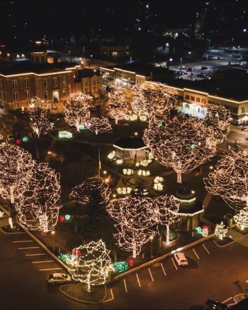 This weekend we are highlighting all things Woodstock, Illinois! The holidays officially start TONIGHT at the annual Lighting of The Square. Learn more ⤵️ bit.ly/3TKCoOF 📸 : @g.kellerparis @dawson.greeley @droneguyluke @instaabbii