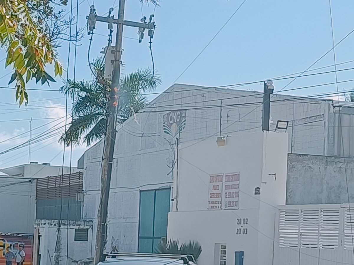 fattionemezza's tweet photo. @AytoCancun @MaraLezama @anapatyp @CFE_Contigo
Urge venir a apagar el transformador https://t.co/PnzJva0S0h