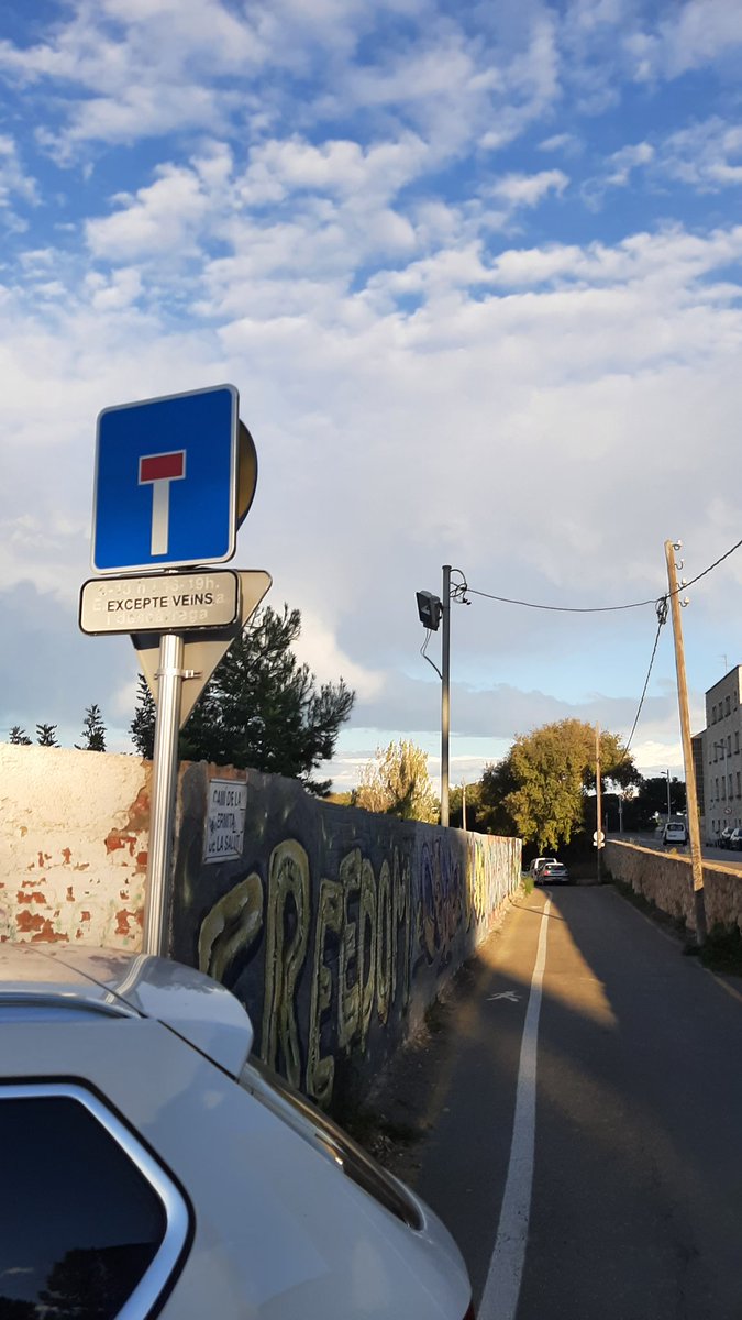 joanpl's tweet photo. @XaviPuigAndreu @TGNAjuntament La nova senyal queda de conya, però ni una ni l'altra solucionen res. Tornada de l'escola. Ho sento, però quina incompetència. https://t.co/O5w6CvqYEn
