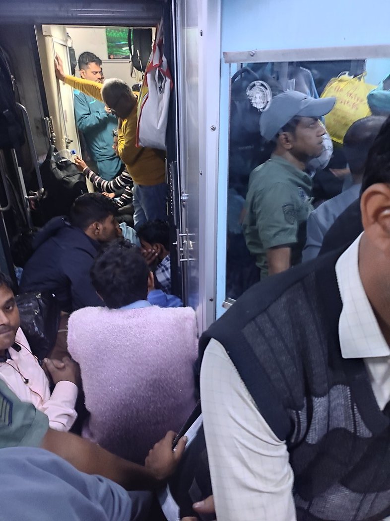 AMANKUMAR109's tweet photo. @RailMinIndia @AshwiniVaishnaw @NWRailway
Sir,I'm traveling in Sampoorna Kranti Exp(12394) from NDLS to PNBE. Due to overcrowding in the train, the passengers are facing a lot of trouble.Train toilet is blocked by passengers &amp; we are not able to go to the toilet.Take action on it https://t.co/xe8Oy3eALw