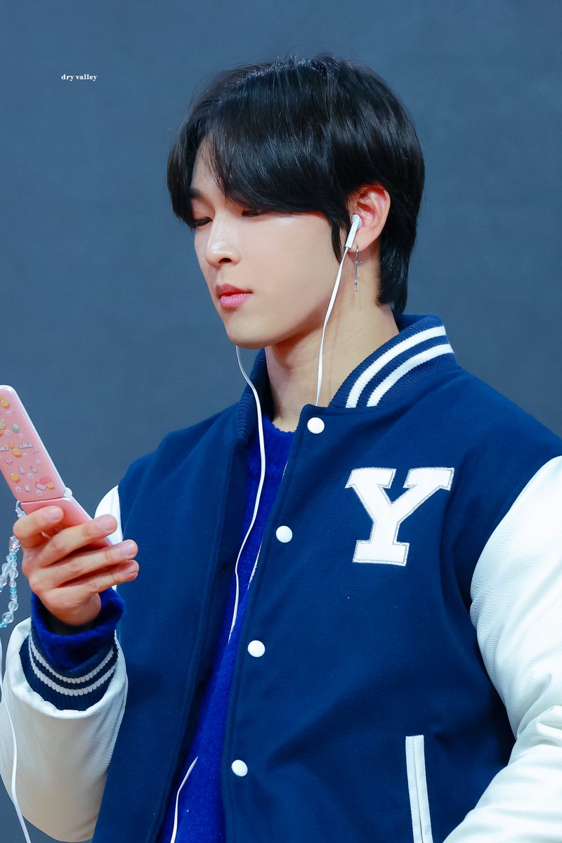 dryvalley_'s tweet photo. 221007 06학번 건학선배 #원어스 #ONEUS #이도 #LEEDO #김건학 https://t.co/F95fnsbdF2