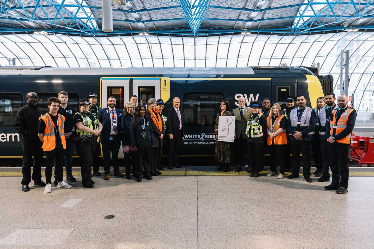 SW_Help's tweet photo. Today, our MD, Claire Mann, was joined @LondonWaterloo by Anthea Sully of @WhiteRibbon_UK, Peter Wilkinson of @transportgovuk and ACC Charlie Doyle of @BTP for an event highlighting our commitment to ending violence against women and girls in the rail industry.  #WRD2022 #TheGoal https://t.co/pfZk242QhC