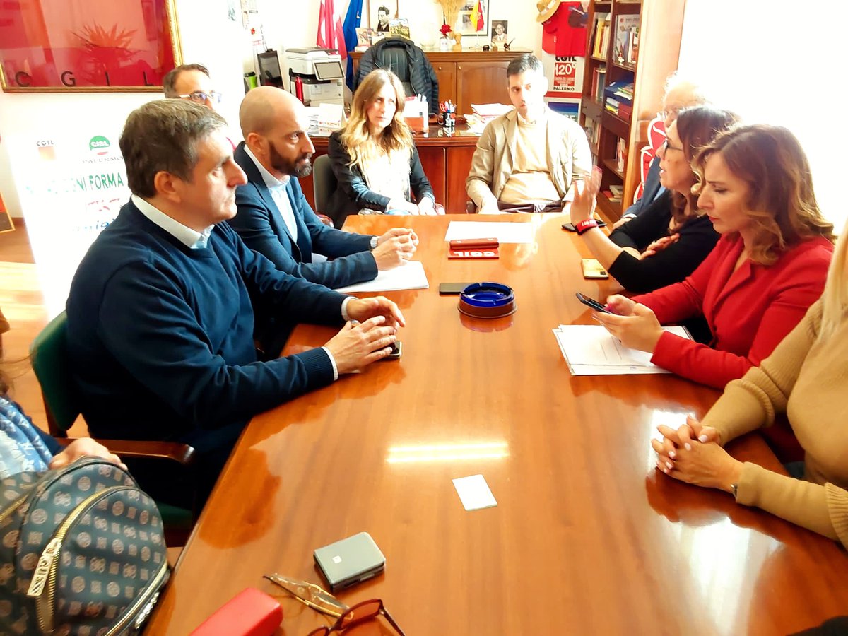 CislPaTp's tweet photo. #giornatacontroviolenzasulledonne
Cgil Cisl e Uil Palermo con le associazioni datoriali e Federfarma,  firmano il protocollo per l'inserimento del numero anti violenza 1522 negli scontrini delle farmacie di Palermo.
#nonseisola 
#noicisiamo
#usciredallaviolenzasipuo https://t.co/fkR8wiHuHR