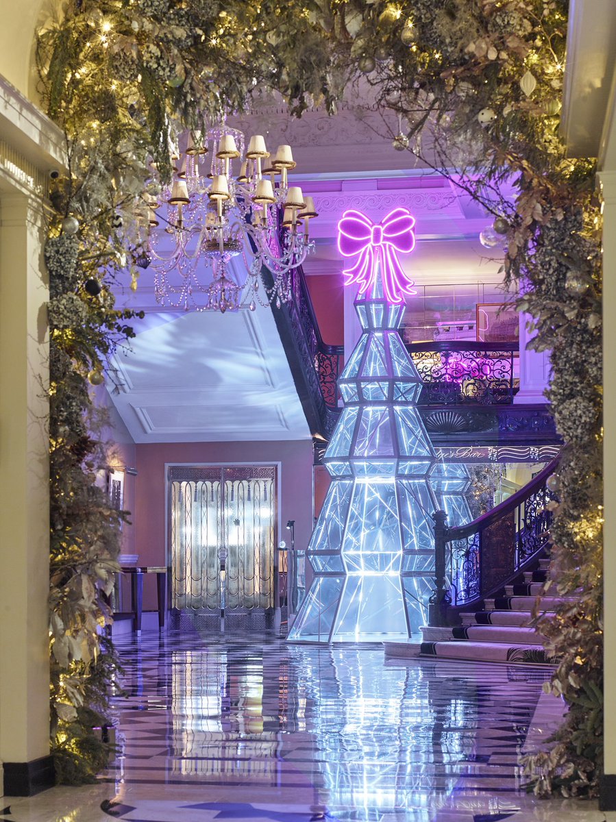 Claridge’s Christmas Tree 2022 is unveiled by our dear friend Sandra Choi for Jimmy Choo 💎🎀#ClaridgesXJimmyChoo #ClaridgesChristmasTree2022