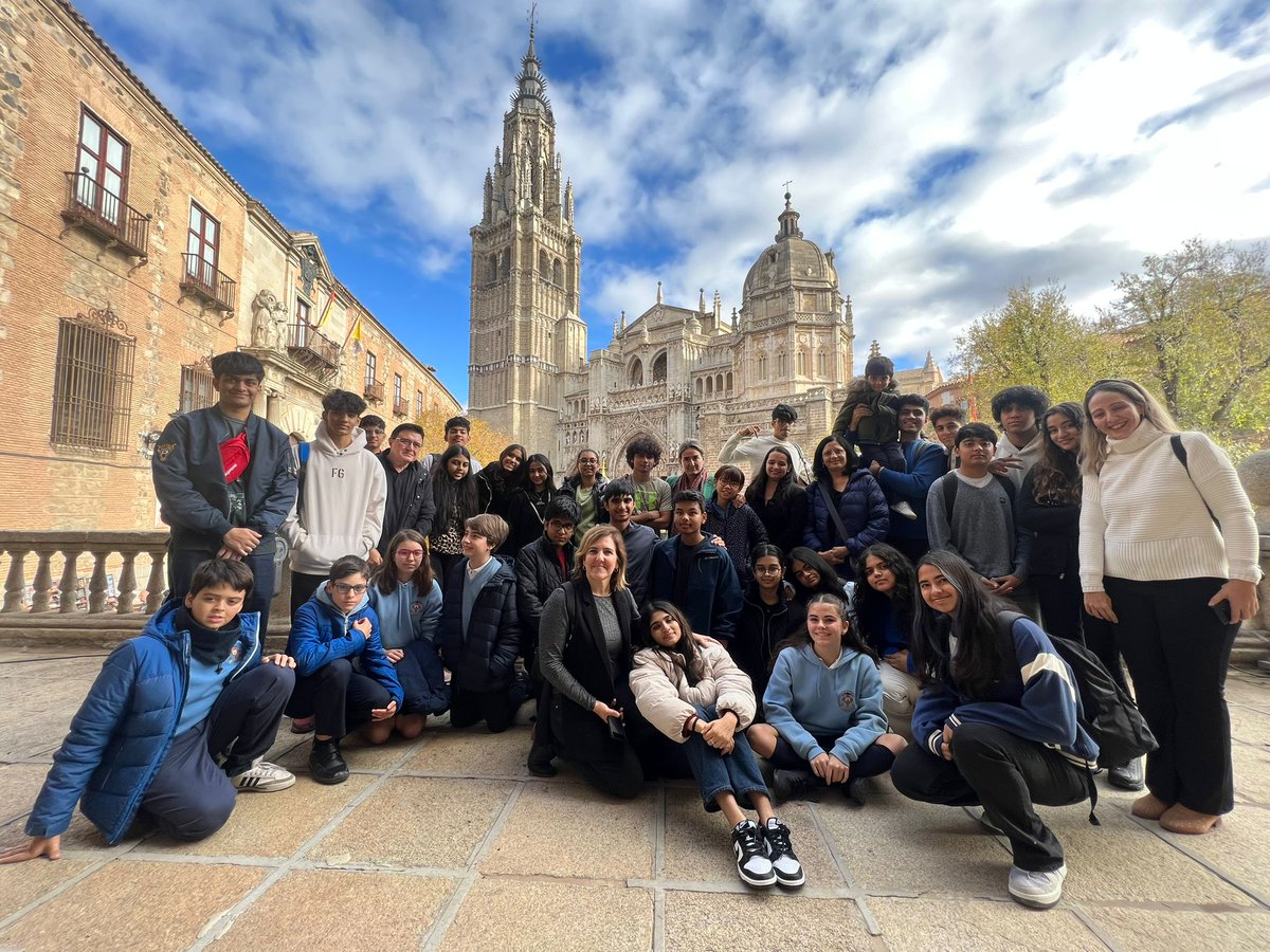 La alcaldesa recibe en el Ayuntamiento a un grupo de estudiantes de India a través del Colegio Santiago el Mayor toledo.es/la-alcaldesa-r… <a href="/ColegioSEM/">Colegio Santiago el Mayor</a>