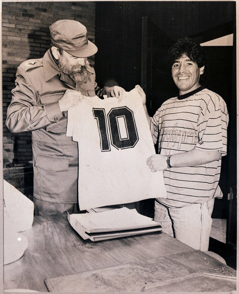 El 10 de la Revolución y el del fútbol partieron un 25 de noviembre (2016 y 2020). Pero están aquí, eternamente. #FidelPorSiempre