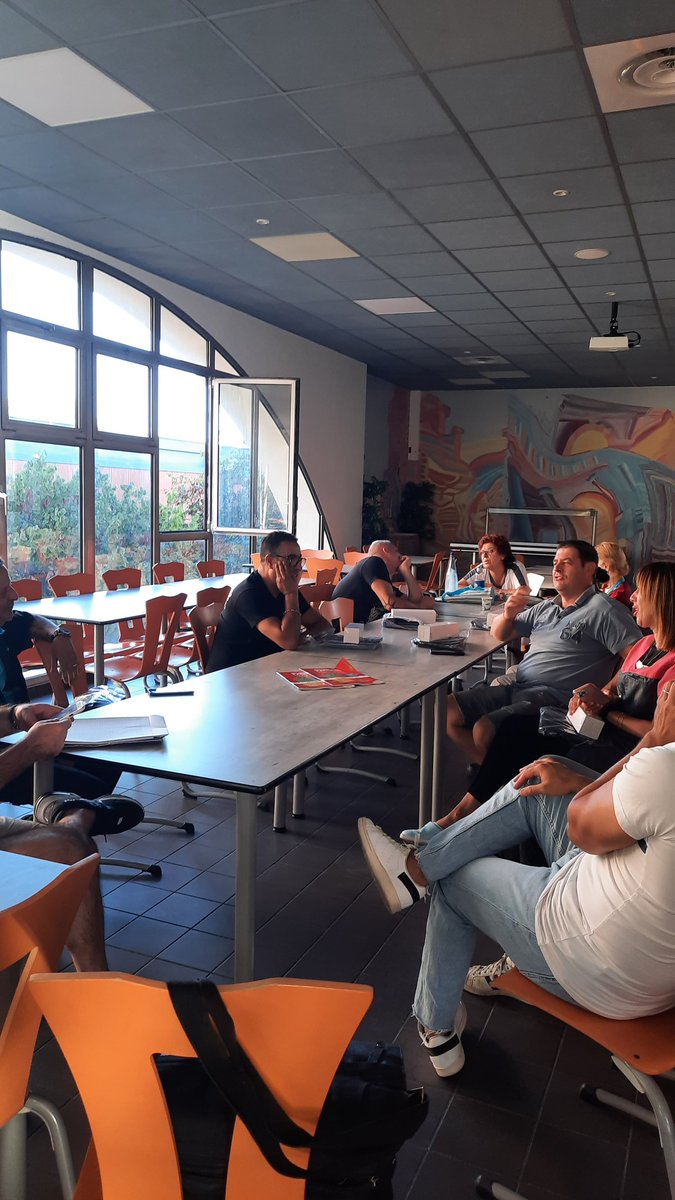 LeBras78173605's tweet photo. La @FSUregionSUD toujours présente pour rencontrer le personnel du lycée Ampère de @MaRegionSud , celui-ci remercie la @FSUregionSUD pour le travail accompli et votera à 99% https://t.co/AqVZ1BBe0c