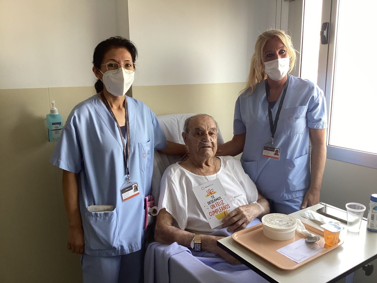 A <a href="/Mutua_Terrassa/">MutuaTerrassa</a> som persones que tenim cura d'altres persones. I hi ha dies, com avui que, a més d'atendre-les tenim la sort de poder-les felicitar. Com el Sr. Juan que ha rebut una felicitació d'aniversari amb l'esmorzar
#HospitalHumà
#somMútua
#Mútuament
#somHumanització