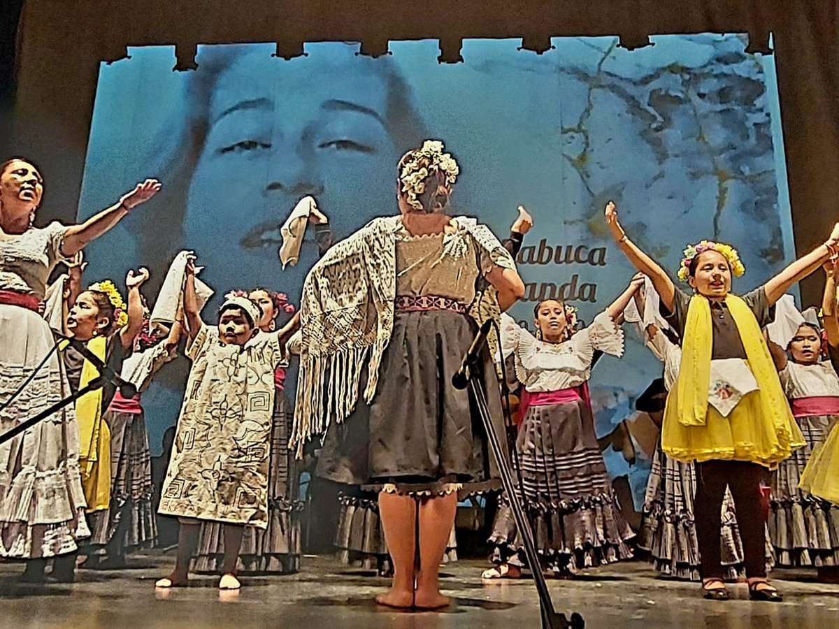 ElPeruEnChile's tweet photo. Embajada del Perú presentó gala "Perú y Chile. Experiencias de Migración y Música" realizado con @Muni_Recoleta en commemoración de los 200 años de relaciones diplomáticas de ambos países @CancilleriaPeru @Minrel_Chile @CulturaRecoleta  @MigracionesCL @EmbaChile_Peru https://t.co/hoTkD5adr5
