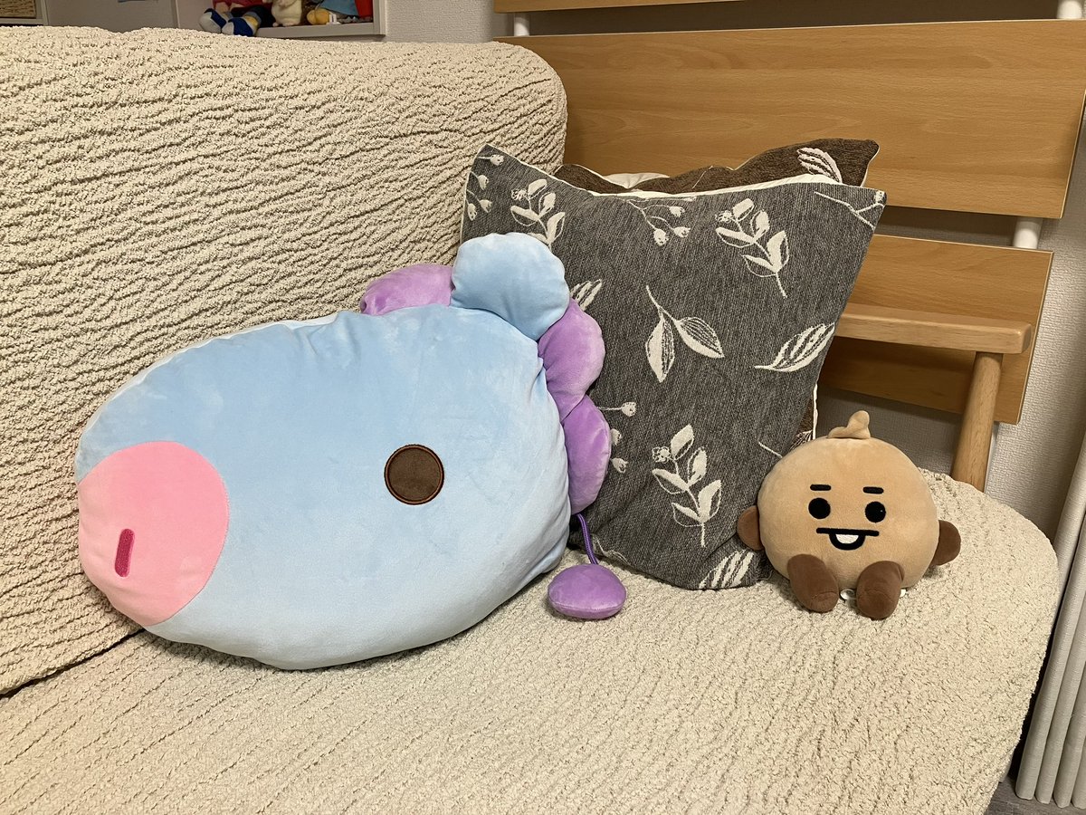 snH34XppUw1FBwy's tweet photo. 閉店前のLINE FRIENDS STORE💜
全品半額のため欲しかった物を色々と大量購��！
我が家にお迎えしたmangちゃんのクッションがいい感じに馴染んでる♪
今夜はmangちゃんパジャマに包まれて眠るわ💕
あー今日もホソクさんに会いたいな🥲
#LINEFRIENDSSTORE
#BT21
#jhope https://t.co/JNTI9bqx6Z