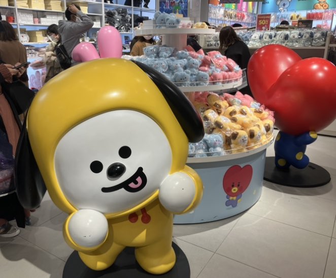 snH34XppUw1FBwy's tweet photo. 閉店前のLINE FRIENDS STORE💜
全品半額のため欲しかった物を色々と大量購��！
我が家にお迎えしたmangちゃんのクッションがいい感じに馴染んでる♪
今夜はmangちゃんパジャマに包まれて眠るわ💕
あー今日もホソクさんに会いたいな🥲
#LINEFRIENDSSTORE
#BT21
#jhope https://t.co/JNTI9bqx6Z