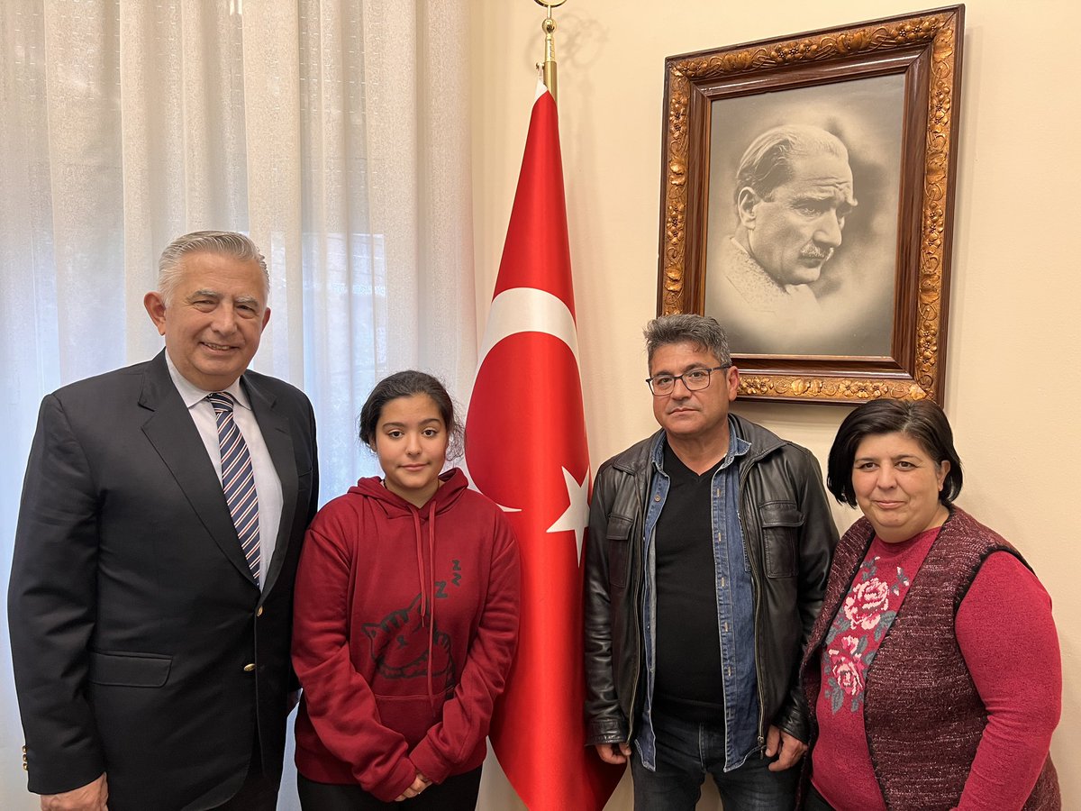 İstanköylü soydaş Birol ailesinin Başkonsolosluğumuzu ziyaretlerinden memnuniyet duyduk. Evladımıza başarılar diliyoruz.