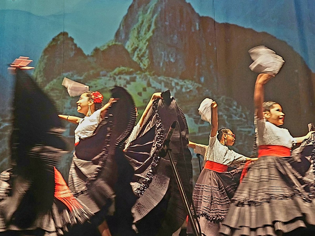 ElPeruEnChile's tweet photo. El espectáculo musical resaltó el aporte cultural de la migración peruana, fraternamente acogido por el pueblo chileno, y el estrechamiento de las relaciones, que se basa en un entendimiento mutuo que florece gracias a la cultura y a las familias binacionales peruano-chilenas. https://t.co/3fHMr8tONu