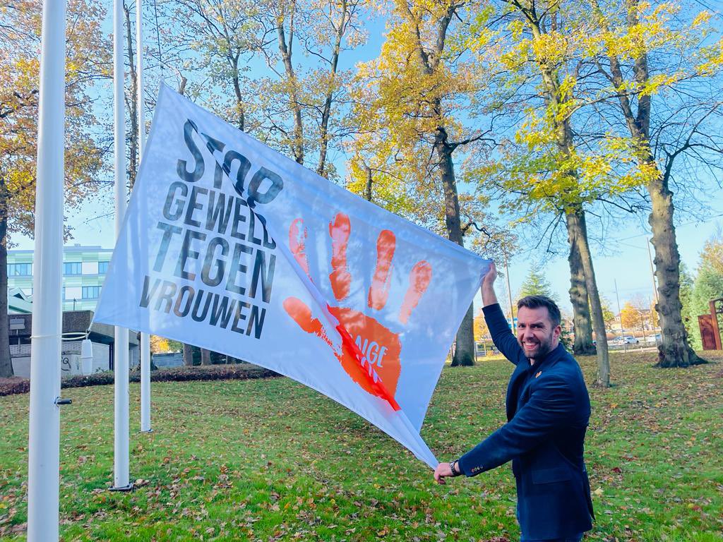 De tekst op de vlag die onze wethouder @GuidoRink hijst, lijkt ons duidelijk. Stop geweld tegen vrouwen. #OrangeTheWorld