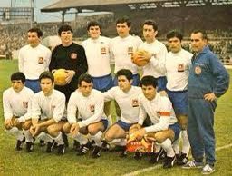 ccamposfutbol's tweet photo. 25/11/1937 nacía Alberto Aldo Valentini González (+24/10/2008), defensa lateral derecho forjado en el club Santa Helena de Valparaíso. Campeón con Stgo.Wanderers 1958 y Copa Chile 1959 (1957-1967).Con Colo Colo 1970 y 1972 (1966-1972).  Seleccionado mundialista Inglaterra 1966. https://t.co/6DYnReBT93