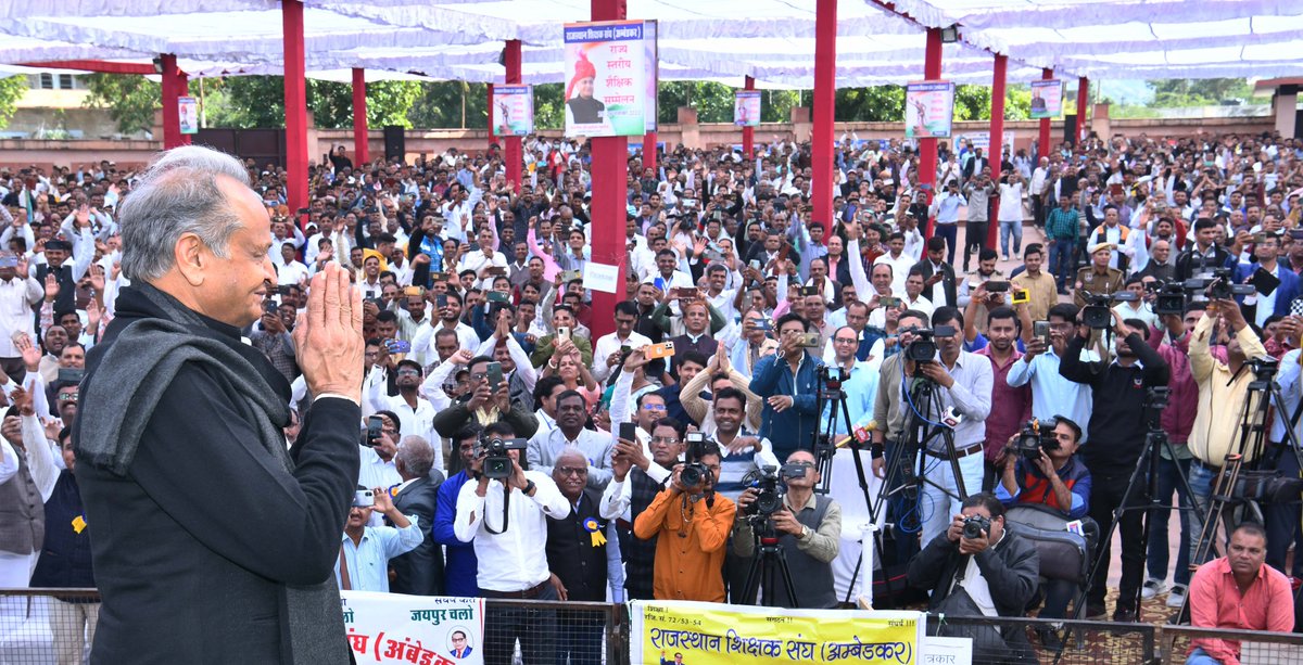 ashokgehlot51's tweet photo. जयपुर में राजस्थान शिक्षक संघ (अम्बेडकर) के राज्य स्तरीय शैक्षिक सम्मेलन को सम्बोधित किया। शिक्षा के बिना जीवन अंधेरमय रहता है। समाज के उत्थान में शिक्षकों की भूमिका सर्वाधिक महत्वपूर्ण होती है। डॉ. अम्बेडकर ने भी समाज को संगठित रहो, शिक्षित बनो, संघर्ष करो का नारा दिया था।
1/2 https://t.co/4adePrjidi