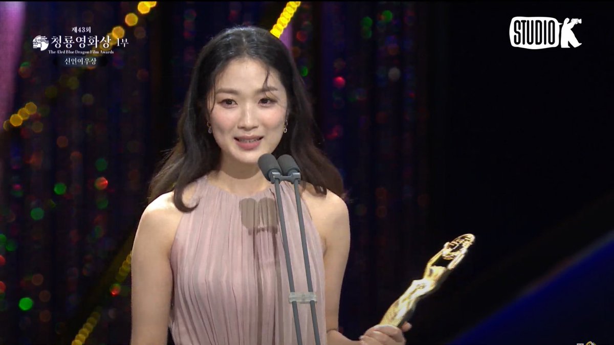 kdramatreats's tweet photo. Congratulations to #KimHyeyoon for winning Best New Actress (#TheGirlOnABulldozer) at #BlueDragonFilmAwards2022 🏆 https://t.co/DUV5Ax8uE7