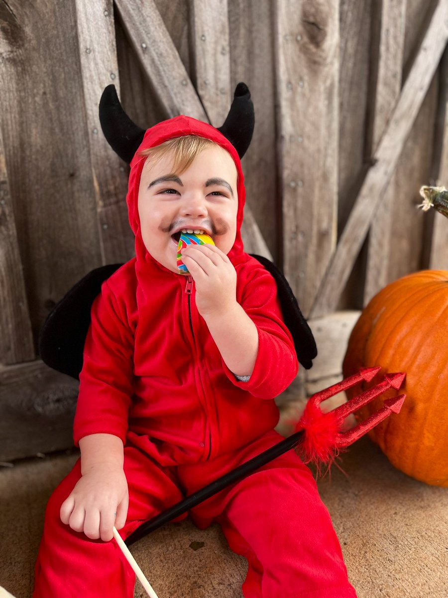 Amanda_Face101's tweet photo. There definitely wasn’t anything evil about this little Devil of mine on Halloween 😂 https://t.co/JJnaWWHC1Z
