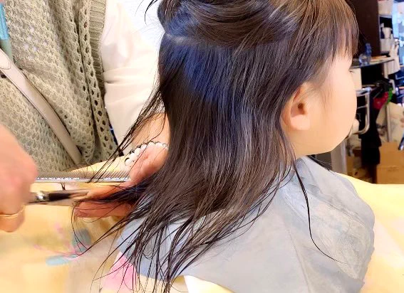 娘っ子…初めての美容室8cmほど切りました!ばらばらで伸び放題だった後ろ髪が綺麗になってすっきりした。 