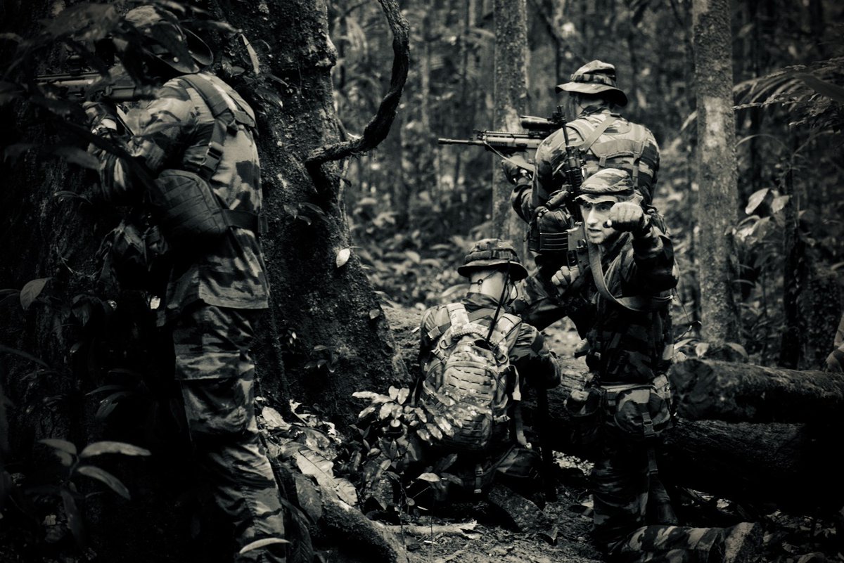 Belgian_Army's tweet image. 4 semaines en jungle tropicale avec au quotidien leur maisons sur le dos 24/24, des T° frôlant les 36° et orages tropicaux presque quotidiens, rien de mieux  pour mettre à mal les organismes des stagiaires actuellement en Trg au #CEFE en #Guyane @Chefdecorps3REI @LegionEtrangere
