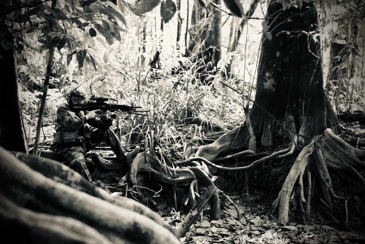 Belgian_Army's tweet image. 4 semaines en jungle tropicale avec au quotidien leur maisons sur le dos 24/24, des T° frôlant les 36° et orages tropicaux presque quotidiens, rien de mieux  pour mettre à mal les organismes des stagiaires actuellement en Trg au #CEFE en #Guyane @Chefdecorps3REI @LegionEtrangere