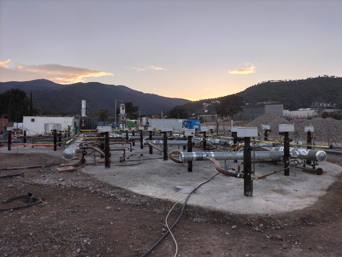 HaemersTech's tweet photo. 🔊 SITE UPDATE: LUCCIANA, FRANCE

We've launched the treatment of the 1st batch of our site for EDF, in partnership with Englobe.

#ISTD is applied to remediate the soil contaminated with Volatile Organic Halogenated Compounds. 

33 burners, 85°C desired temperature, 5-13m depth. https://t.co/gjtDhMAoGh