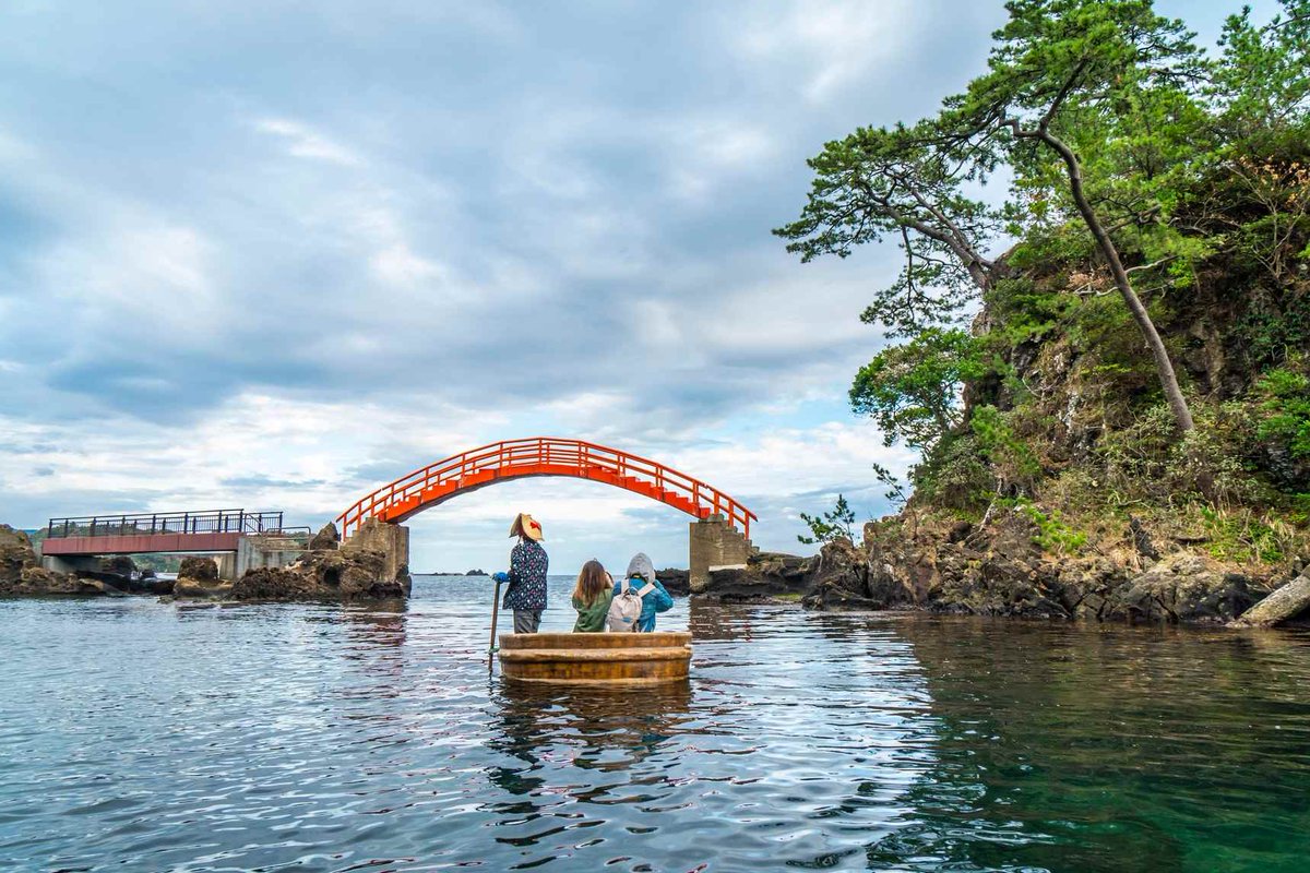 #Sado Island is located in the the Sea of #Japan. A great way to go around is by a tour on either the Hangiri Tarai Tub Boat or the Rikiya Kanko Kisen Tub Boat. Both offer stunning views off the sea. Check out wanderplans.com/destinations/s… and find out everything there is.
