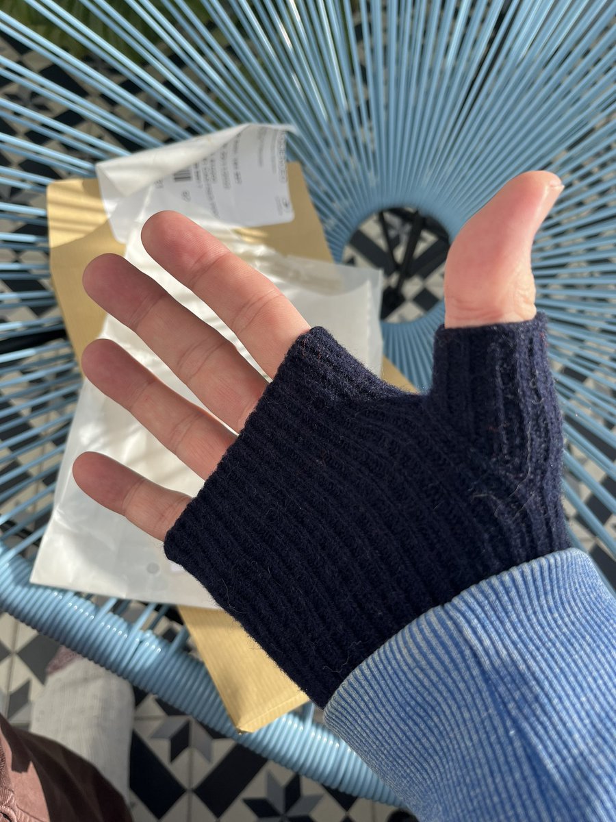 Un grand merci <a href="/AMissegle/">Atelier Missegle</a> pour ce cadeau! J’avais fait un tweet sur mes pbs de chaudière et voilà ce que je reçois! Et j’ajoute qu’ils m’ont même proposé des mitaines aux couleurs du Racing! Mais des mitaines orange, j’ai pas assumé. #luckyme #confort #chaleur