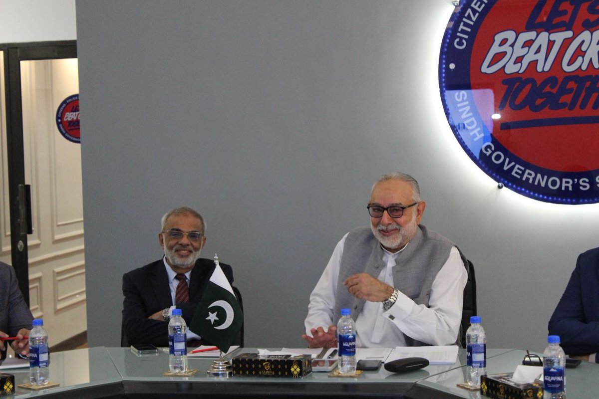 CPLCSindh's tweet photo. The #40KW #SolarPanelSystem was installed under the #MeezanBank #ESG & #Sustainability Program. The guests were briefed by the #ChiefCPLC Mr. Zubair Habib about the scope of work of #CPLC and appreciated Meezan Bank's support to the organization. 2/2 https://t.co/cV4KS4QGux