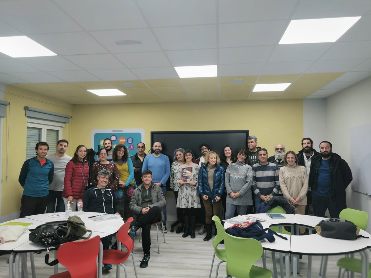 ajedrezquevedo's tweet photo. Primer curso de formacion del profesorado sobre: "Los colores del ajedrez". Muy contentos con la experiencia... 
@CTIFMadridSur @CTIFMadridOeste @ctifmadrideste @CRIFAcacias @FIDE_chess @innovacion_edu @dcerverao @leontxogarcia @Magisnet @MIACeduca @AytoFuenlabrada @echaguen https://t.co/FLdx0GDkre