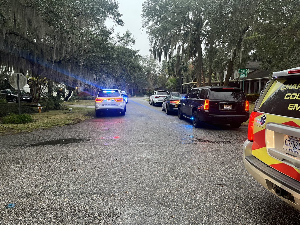 KaugustineTV's tweet photo. Large police presence at the end of Flynn Drive in North Charleston. Several officers standing at the dock. Waiting for more info from @NCPD https://t.co/IySrhynAT8