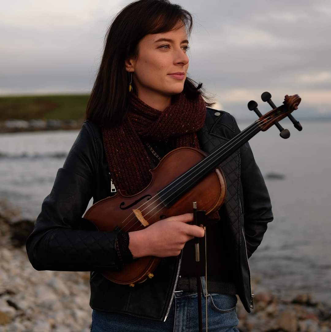 Éigse Diarmuidín (@eigse) on Twitter photo Sorcha Costello <a href="/costello_sorcha/">Sorcha Costello</a>
Fidil / Fiddle
eigse.ie/sorcha-costell…
youtube.com/watch?v=By6563…
#Éigse22 / eigse.ie
Profiling our workshop artists /
Súil ar aíonna na ceardlainne 2022 Sorcha Costello <a href="/costello_sorcha/">Sorcha Costello</a>
Fidil / Fiddle
eigse.ie/sorcha-costell…
youtube.com/watch?v=By6563…
#Éigse22 / eigse.ie
Profiling our workshop artists /
Súil ar aíonna na ceardlainne 2022