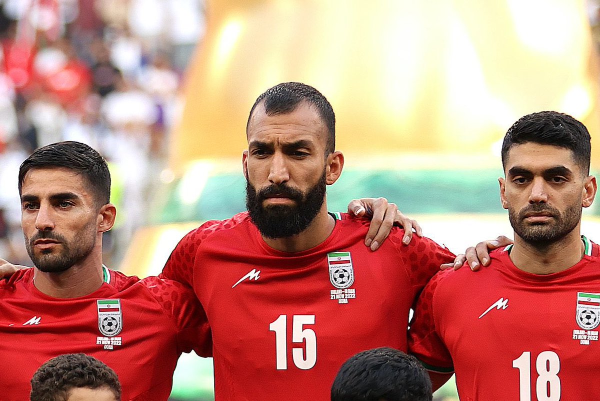 Ma che bello vedere felici i giocatori iraniani che non hanno cantato l’inno contro un regime repressivo rischiando tanto. Bello vedere le donne iraniane festeggiare in tribuna con i capelli sciolti. Bello pensare a Masha #Irangalles #qatar22