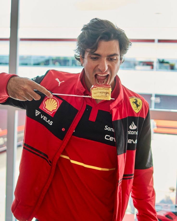 chewbaccaa_'s tweet photo. @ScuderiaFerrari I had to go back months hahah oops https://t.co/lhB1VXsjZF